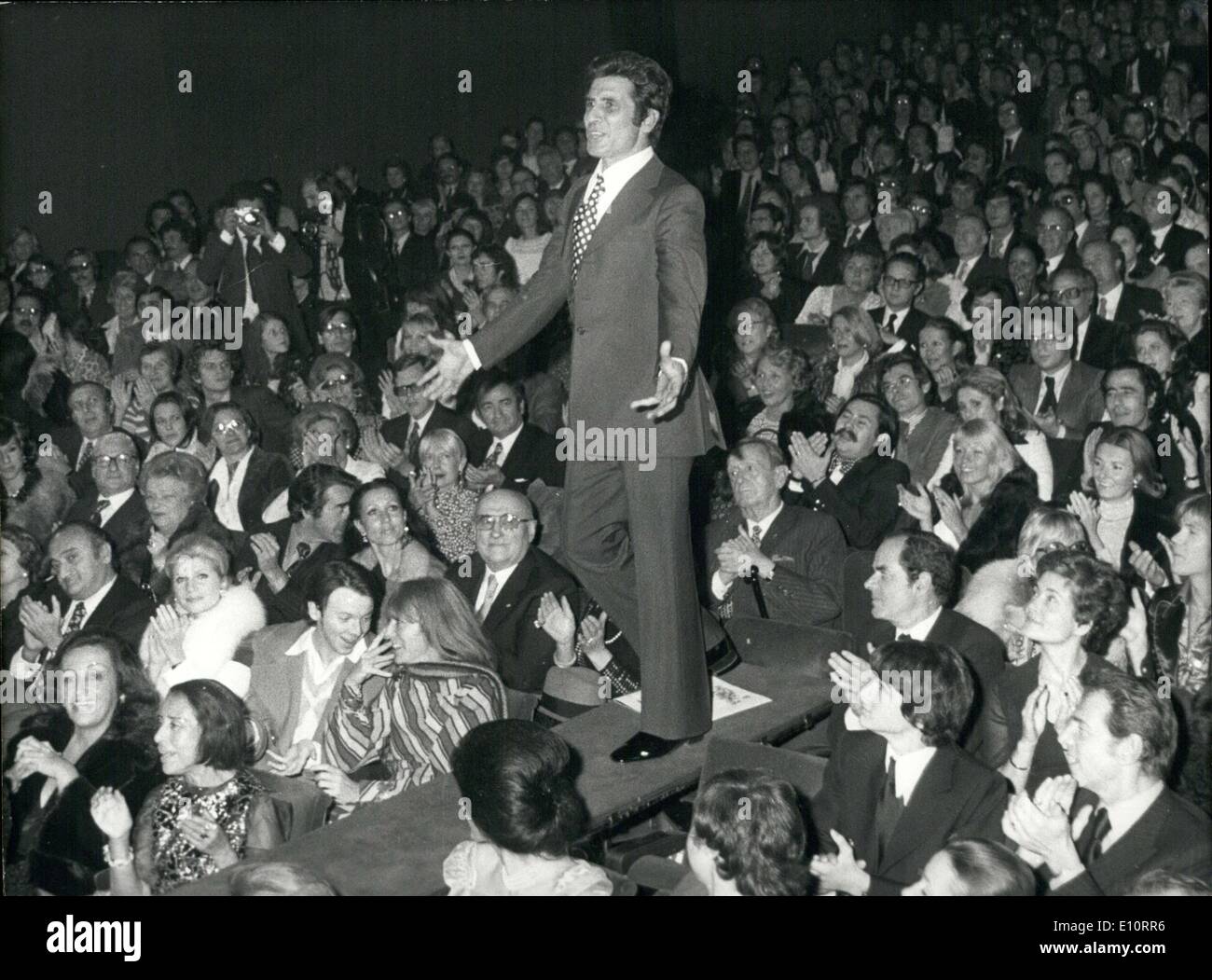 22 octobre 1973 - Il célébrait ses 20 ans de chant au music hall à Paris. w ZU Banque D'Images