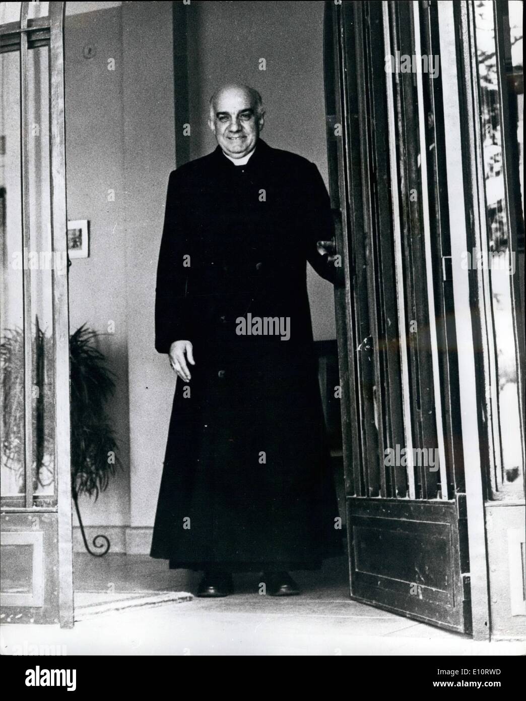 Mar. 03, 1974 - L'évêque de Bilbao à Madrid : MGR. Antonio Anoveros, évêque de Bilbao, a été libéré jeudi dernier d'une semaine de résidence pour répondre à un appel urgent du nonce apostolique, Mgr. Luigi Dadaglio à Madrid. L'évêque était en résidence surveillée à la suite de sa lettre pastorale dans la défense des droits de l'homme Basque. Photo montre : MGR&GT ; Antonio Anoveros, évêque de Bilbao, pose pour la presse à Madrid. Banque D'Images