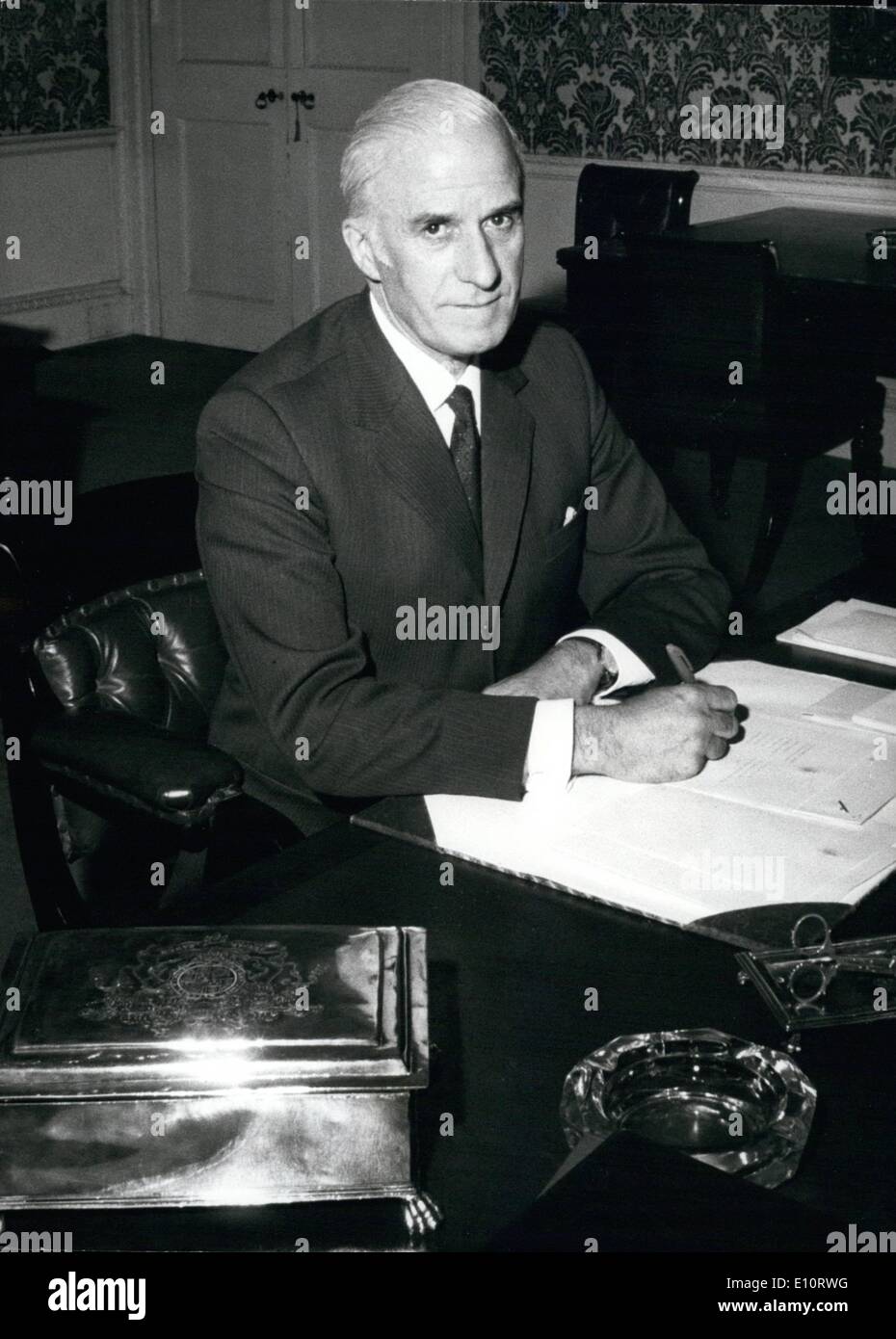 Mar. 03, 1974 - M. Edward courte Nouveau Lord Président du conseil et chef adjoint du Parti travailliste : photo montre M. Edward courte vu à sa desh dans son bureau aujourd'hui. Banque D'Images