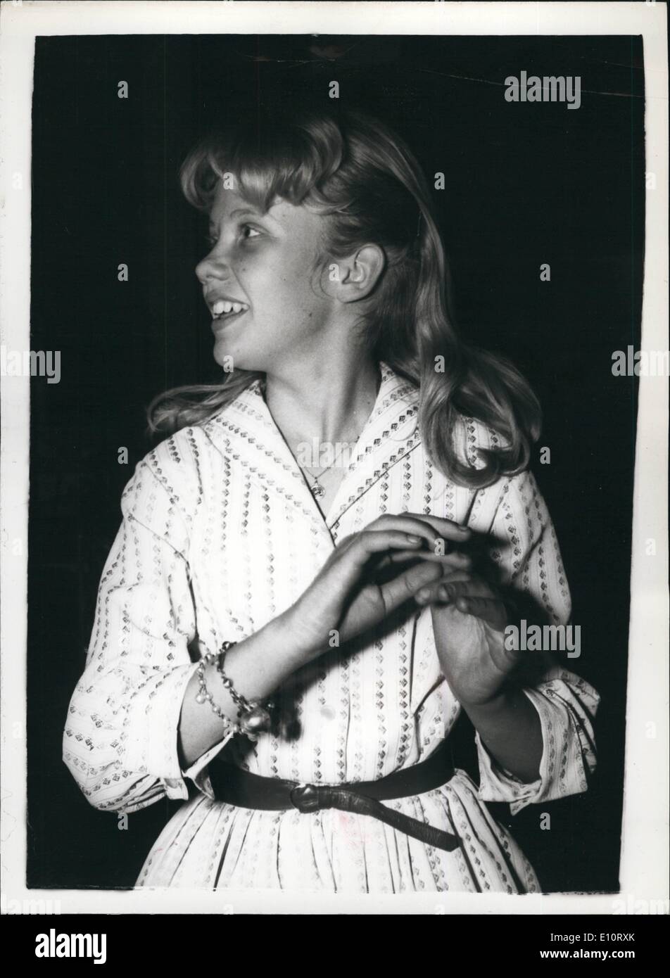 01 janvier 1974 - Hayley Mills - fait son premier disque ; Fille de talent film star John Mills, Hayley est allé à un studio d'enregistrement à Londres aujourd'hui pour faire ses premiers enregistrements. Elle a chanté la chanson-titre du film de Disney de Pollyanna, dans lequel elle stars et qui aura son extrémité ouest Premiere en août. Entre le microphone avant de sorts Hayler pratiqué sur le piano et est allé sur le score avec le pianiste Dennis Wilson, de la Wally Stott Orchestre. Avec Hayley était sa mère Banque D'Images