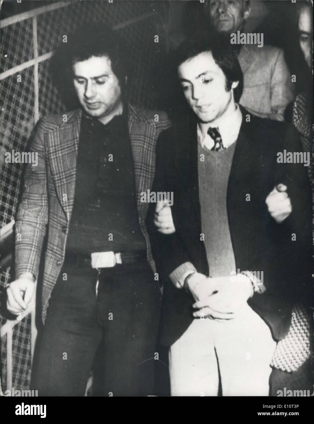 16 janvier 1974 - arrestations en lien avec l'enlèvement de Paul Getty III : Trois personnes ont été arrêtées aujourd'hui dans le cadre de l'enlèvement de 17 ans Paul Getty III. La police a déclaré que l'argent, que l'on croit être une partie de l'ordre de 1 millions de rançon payée pour la libération du garçon le mois dernier a été récupéré. Les hommes arrêtés ont été nommés comme Domenico Barbino, 27, Vincenzo Mammoliti, 32, et Antonio Mancuso, 31. Ils sont tous du sud de l'Italie. Photo montre : l'un des hommes arrêtés, Domenico Barbino est, menottes, après son arrestation par la police. Banque D'Images