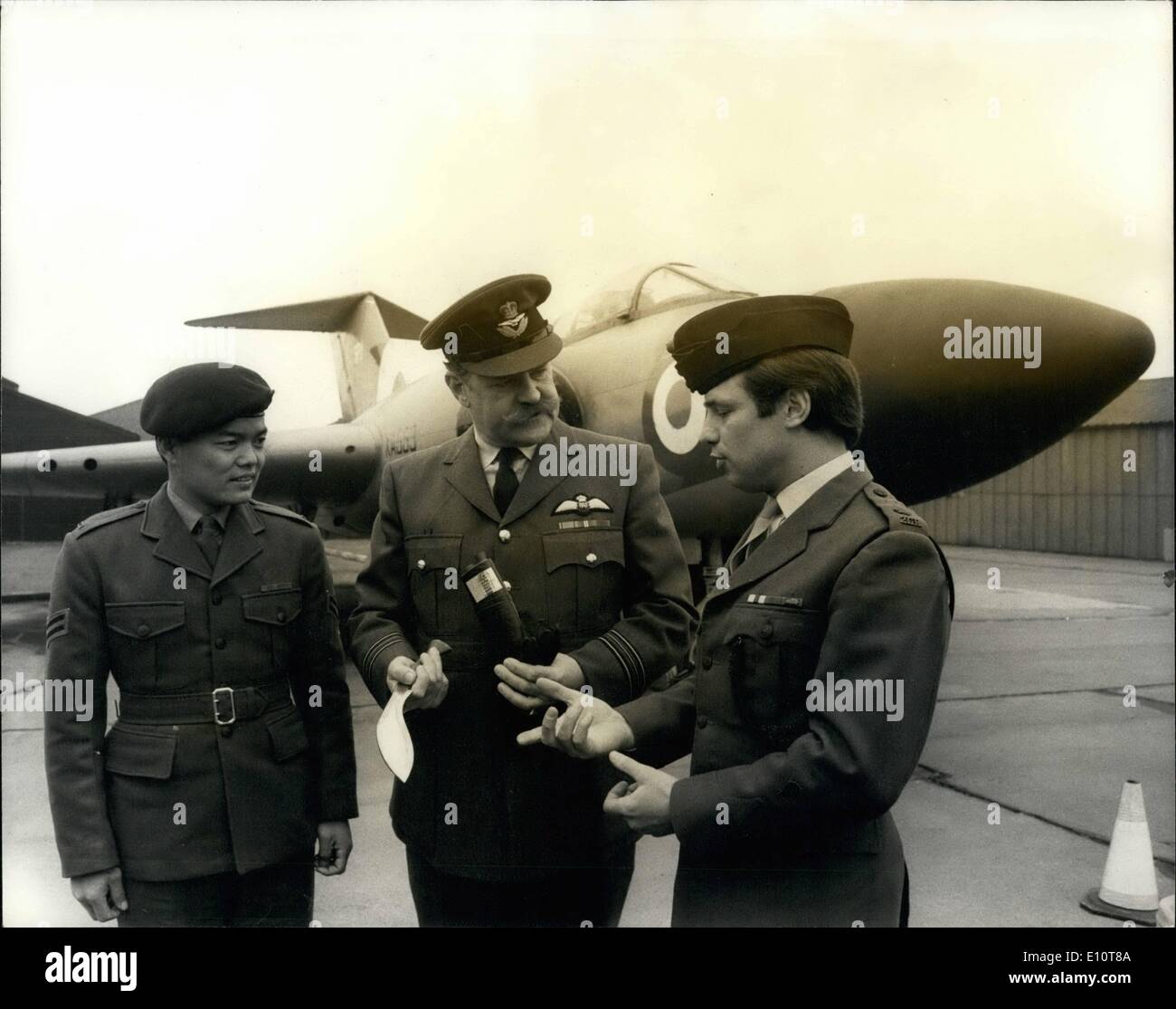 Mar. 03, 1974 - Un pilote de la RAF qui a gagné une bataille par Bluff reçoit un cadeau souvenir d'un peloton de Gurkha : Pilote de la Royal Air Force Squadron Leader Bob Lockhart a reçu aujourd'hui un souvenir de tardive un exploit remarquable qui a sauvé un peloton Gurkha -- par bluff. Il a reçu un cadeau d'un Kurki grâce à l'instruction ; ''Squadron Chef R.E. Lockhart, qui a sauvé le 11e peloton à Bornéo 1964. Hanyabed «' des grands B.C. Jackman, MC, et tous les grades ''C'' 1ère entreprise Bn 2e King Edward VII's Own Goorkhas'' (Dhanysbe est l'expression la plus sincère de Gurkha grâce Banque D'Images
