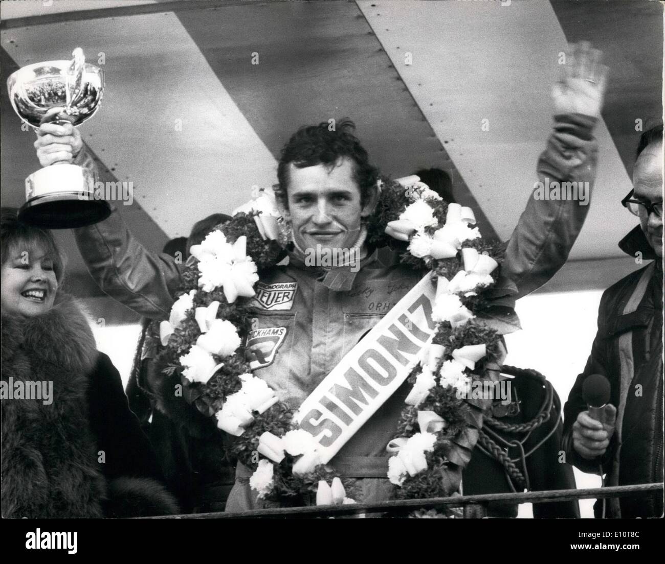 Mar. 03, 1974 - Jacky Icxx gagne la course des champions à Brands Hatch - Jacky Ickx de Belgique, hier, a remporté le Simonig - Daily Mail Race of Champions à Brands Hatch, la conduite d'un John Player Lotus, à une vitesse de 99,96 km/h. Photo montre :- Jacky Icek photographiée avec sa race de trophée des champions de France après sa victoire à Brands Hatch, hier Banque D'Images