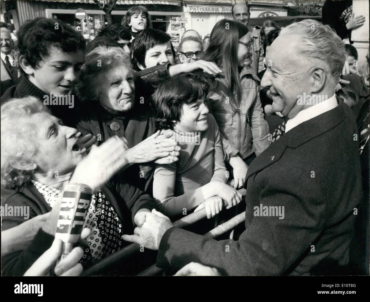 Mar. 03, 1974 - 13 h visites Français Corse : M.Pierre Messmer, Premier Ministre français, est actuellement en visite en Corse. Photo, vieux et jeunes corses accueil le premier ministre dans les rues d'Ajaccio Banque D'Images
