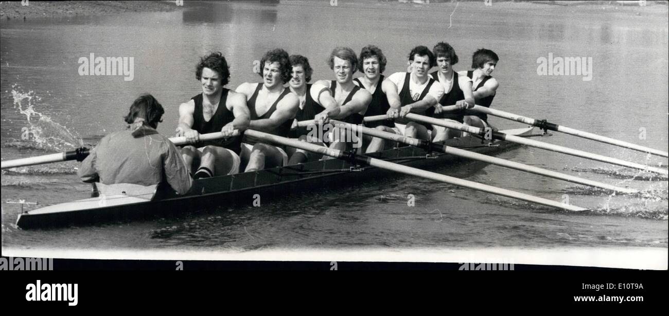 Mar. 03, 1974 Oxford - Boat Race Crew sur le Tideway. Photo montre : l'Oxford boat race qui est représenté sur l'équipage Tideway hier lors d'une sortie en prévision de l'université contre Cambridge Boat Race le 6 avril. Banque D'Images