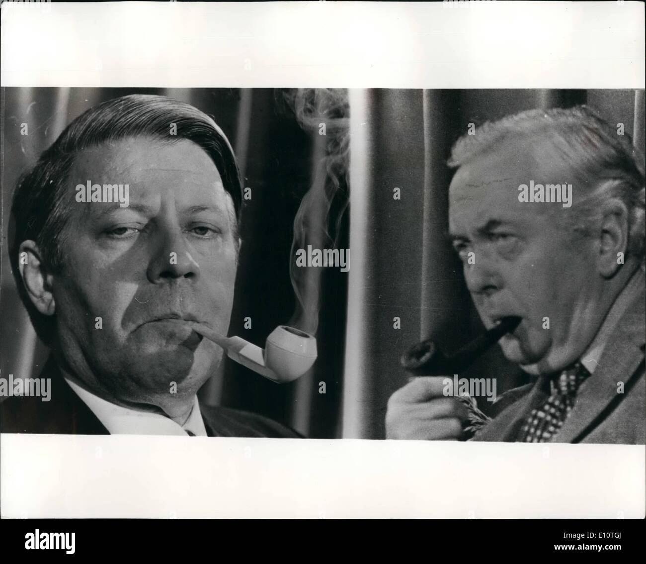 02 février 1974 - Les dirigeants de fumer la pipe : tuyaux étaient bien en évidence dans ces deux photos, quand Heimut Herr Schmidt, le chancelier allemand de l'Ouest (à gauche) a été vu par de Premier ministre britannique, Harold Wilson (à droite), lorsque le chancelier a quitté pour l'yeterday Bruxelles après qu'il avait traité la conférence du parti travailliste à Londres. Banque D'Images