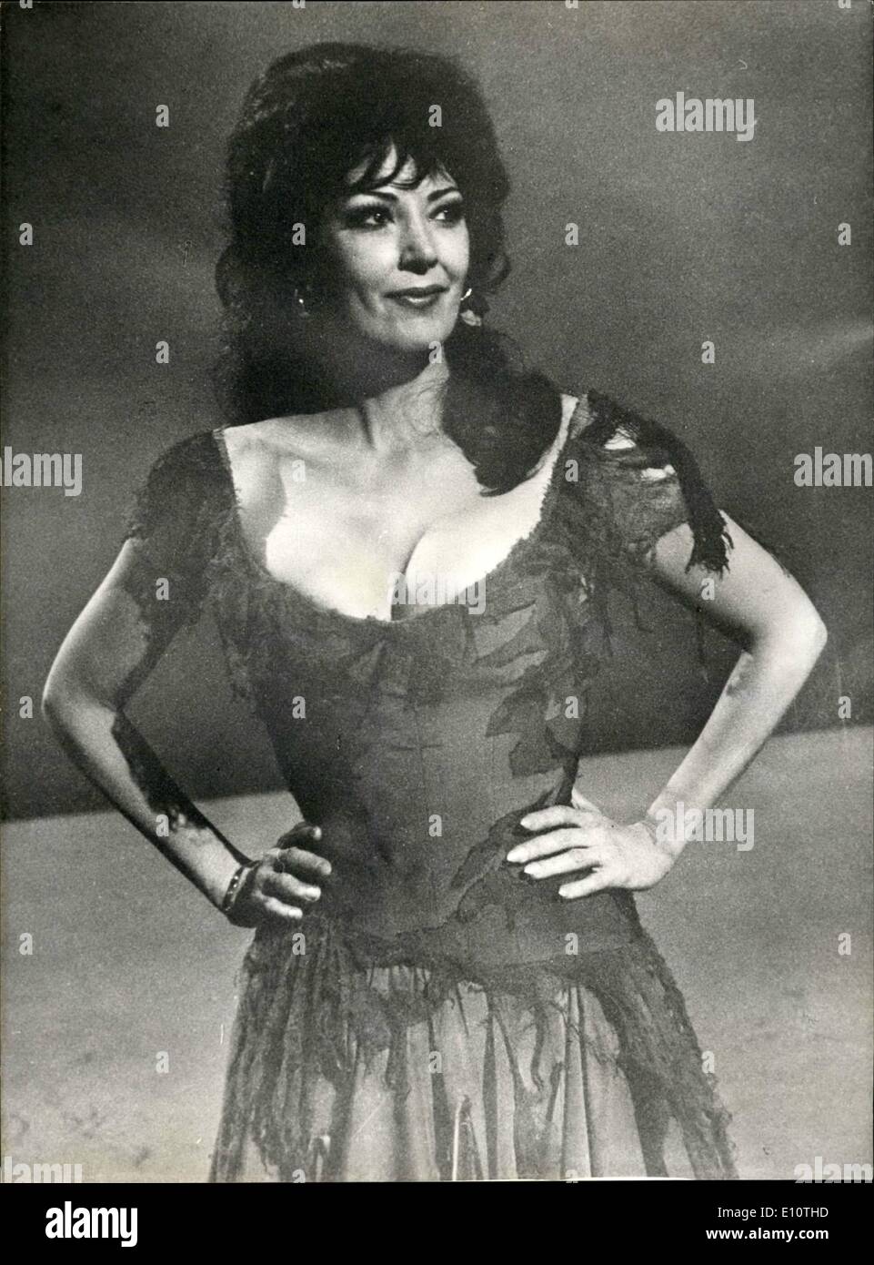 10 févr. 02, 1974 - La cantatrice Anna Moffo avec en allemand plat série, tourné à Munich. La Moffo . renommés et belle cantatrice Anna Moffo est venu à Munich pour faire une série de télévision, intitulé voix magnifiques , contribuer plusieurs arias. Elle chante l'amour est un oiseau se rebella de Carmen et l'un de l'opéra Lucia di Lammermoor . Cette série TV est dirigée par le Dr H. Liesendahl et animé byu plat modérateur Guido Baumann. Au cours de l'année il sera démontré par la station de télévision allemande ZDG. OPS : Belle Ann Moffo habillé comme Carmen pendant le tournage en studio de télévision de Munich Banque D'Images