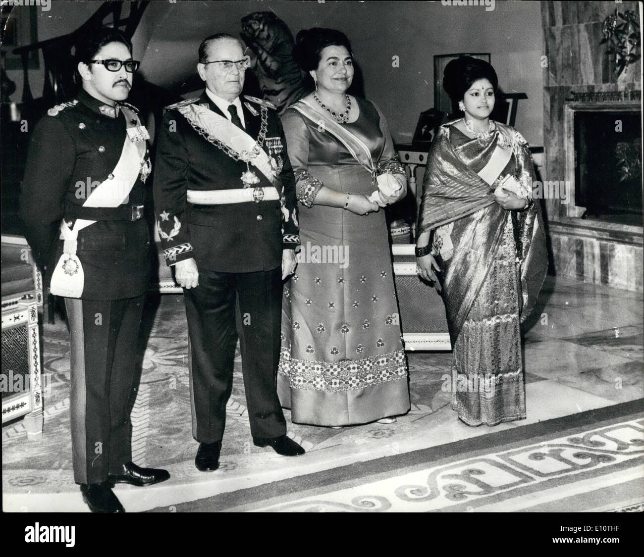 02 février 1974 - Le Président Tito visites Népal : Le Président Tito et son épouse a payé un fonctionnaire pour le Népal, à l'invitation du roi Birendra. Photo montre L-R, le Roi Birendra du Népal, le Président Tito et son épouse la reine du Népal à un dîner officiel au Palais Royal de Katmandou. Banque D'Images