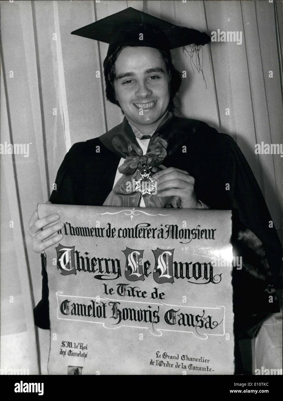 Mars 05, 1974 - Les forains de Paris à partir de maintenant auront un illustre associé, Thierry Le Luron a eu la ''Camelot Honoris Causa'' diplôme à un cocktail conférence de presse dans le Grand Café sur le boulevard Montparnasse. On le voit ici avec son diplôme et médaille. Banque D'Images