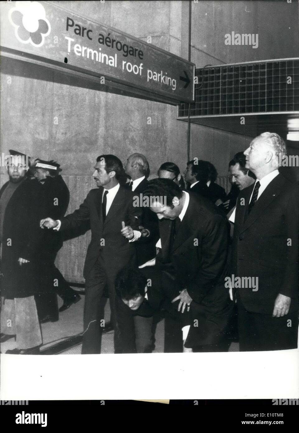Mar. 08, 1974 - Le Premier Ministre Pierre Messmer a supervisé l'inauguration de l'aéroport Charles de Gaulle à Roissy, France aujourd'hui. Photo : M. Messmer lors de sa visite à l'aéroport Charles de Gaulle à Roissy. Les inspecteurs (centre) prendre une bombe de fumée qui vient d'être lancée. Banque D'Images