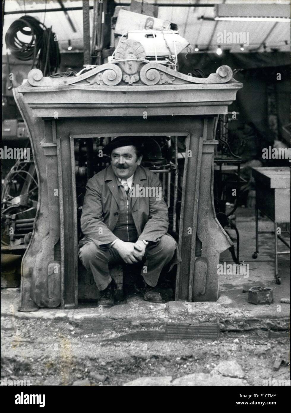 18 mars 1974 - Un homme dans un cadre de fenêtre pour une maison Banque D'Images