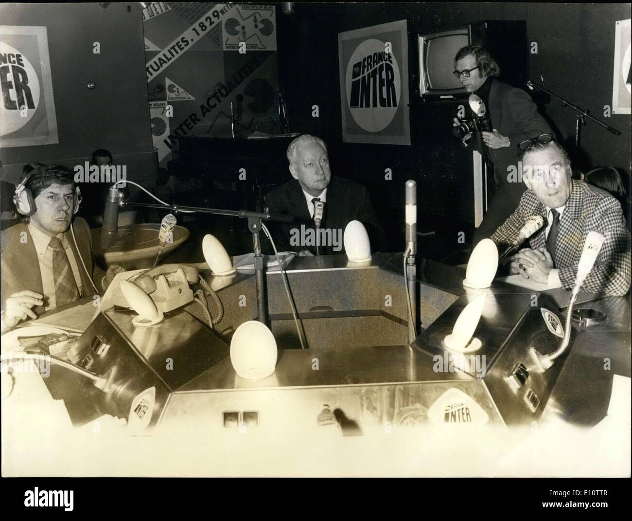 12 février 1974 - Le Premier Ministre Pierre Messmer était l'invité de France-Inter, à 7:15 am ce matin et a répondu Banque D'Images