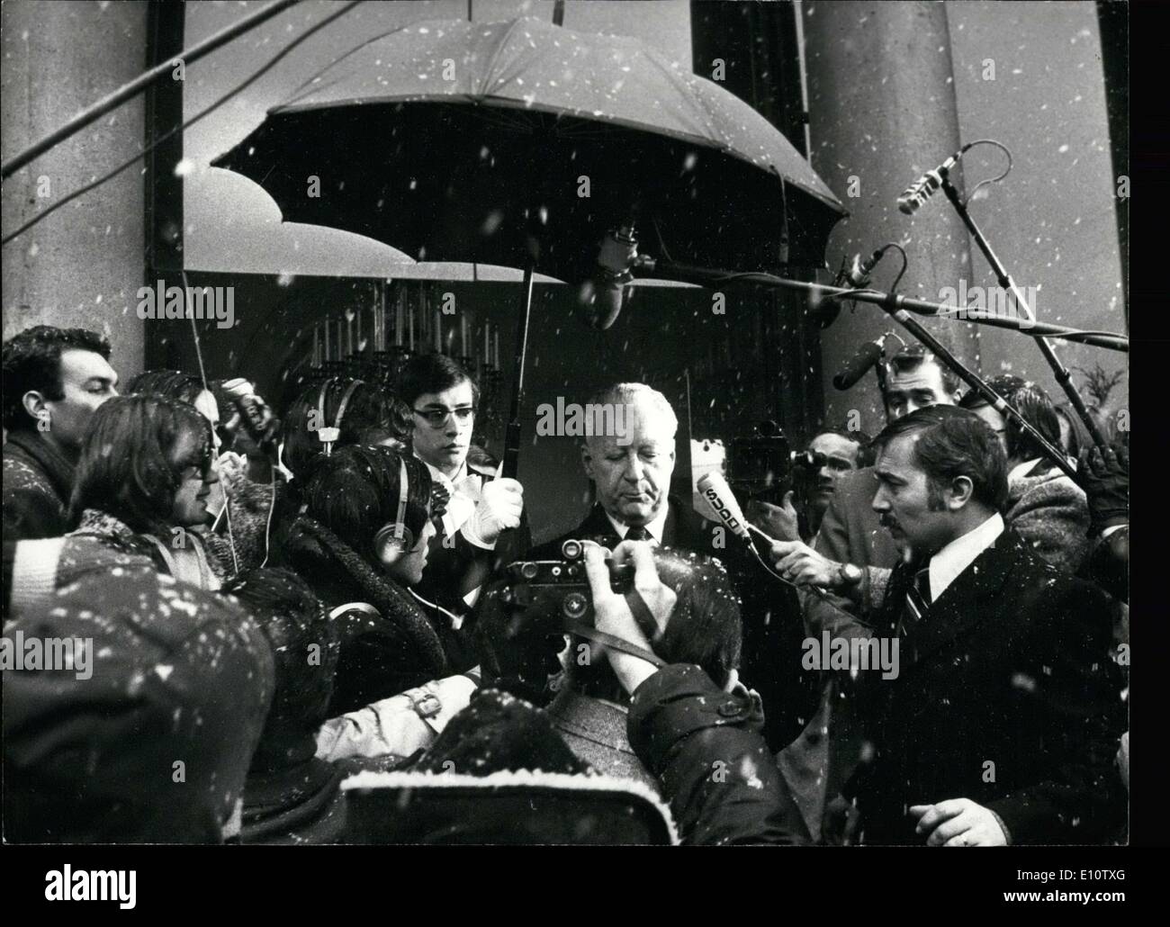 Mar. 01, 1974 - M. Pierre Messmer, qui vient de devenir premier ministre, a fait la liste des nouveaux ministres qui formeront le gouvernement aujourd'hui. Pierre Messmer est photographié de quitter l'Elysée et en répondant aux questions des journalistes. Banque D'Images