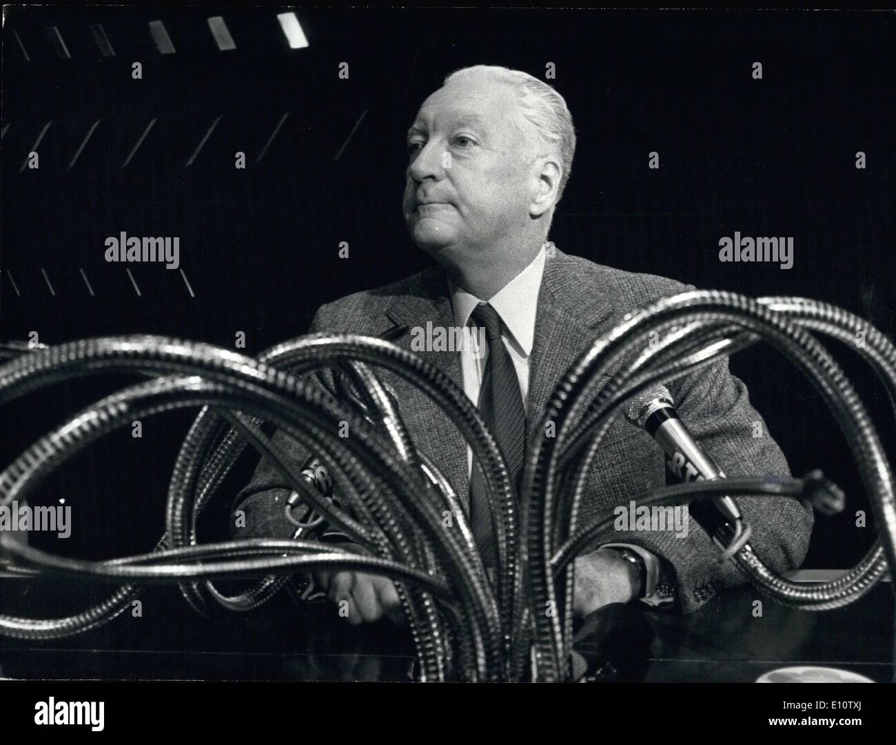 Mars 02, 1974 - Julien Besançon a interrogé le premier ministre Pierre Messmer à l'émission ''Journal Inattendu'' au RTL. Banque D'Images