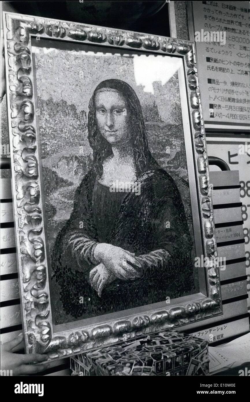 Avril 04, 1974 - ''La Joconde'' peint avec 80 000 timbres-poste. À l'aide de portions de 80 000 timbres assortis comme pièces de mosaïque, artiste japonais Isamu Goto ''A'' peint le portrait de Mona Lisa à la taille exacte de la photo d'origine étant exposées à Tokyo après avoir atterri à partir de son domicile à l'Hôtel du Louvre à Paris. Il a fallu aller a trois mois pour assembler les pièces de la mosaïque de timbres-poste dans sa reproduction de la peinture qui est également exposé à Tokyo. Banque D'Images