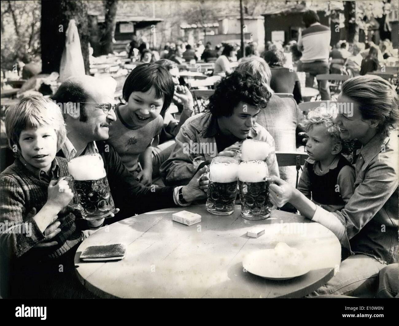 Avril 04, 1974 - ''-Lacombe lucien'' acteur incontournable de Munich ; à un cercle de la bière gay ; trois personnes se sont réunies du film Réalisateur Volker Schlondorff (à gauche) accompagné de son fils de 8 ans, Felix et son ami ainsi que l'actrice Gila von Weltershausen )à droite) avec son fils de 2 1/2 ans Manuel, Pierre Blaise (mi0 avait eu connaissance d'une bonne bière allemande jardin. Le Français de 18 ans, principal acteur dans Lacombe Lucien par Louise Mille que commencer dans la République fédérale d'Allemagne, est d'un séjour à Munich sa première station avant de partir pour un tour en Allemagne Banque D'Images