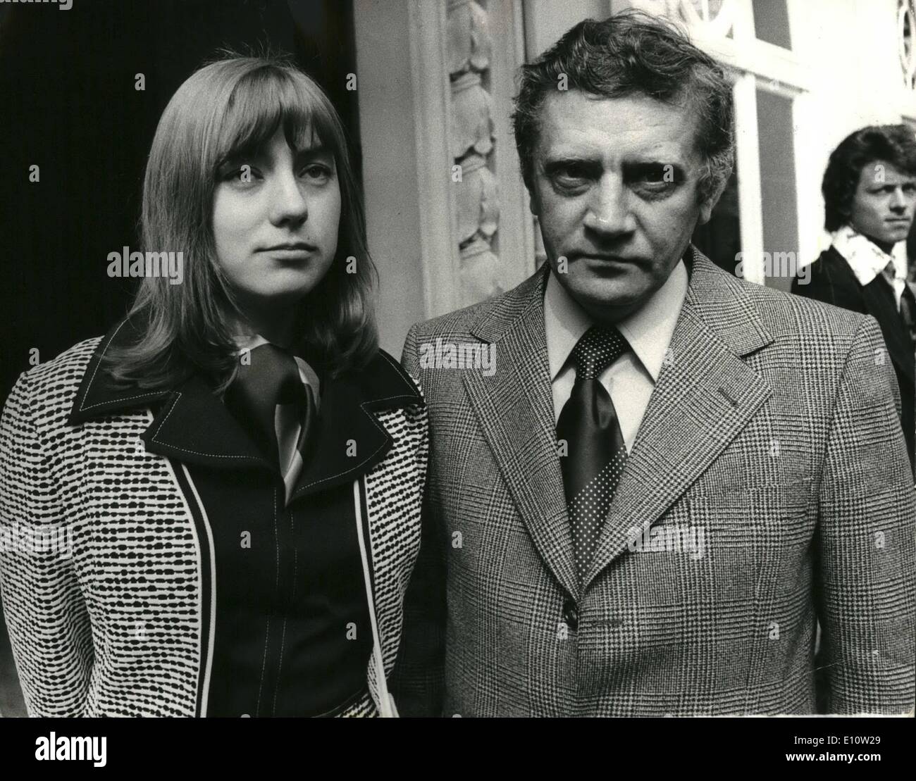 Avril 04, 1974 - L'auteur soviétique qui se considère expulsé de Russie arrive à Londres. : Vladimir Maximov, le soviétique dissident auteur du roman ''Les Sept Jours de la création'' est arrivée à Londres accompagné de son épouse. Les 44 ans), écrivain qui a quitté la Russie le mois dernier, lorsque, après des mois de persécution, les autorités lui ont accordé et son épouse un an de visa de sortie. Mais s'est exclamé en France et l'Allemagne. Le roman raconte l'histoire de l'évolution ou le déclin du système soviétique au cours du dernier demi-siècle comme vu par les yeux d'une famille Russe ordinaire Banque D'Images