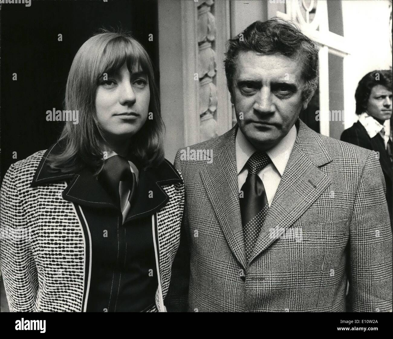 Avril 04, 1974 - L'auteur soviétique qui se considère expulsé de Russie arrive à Londres. : Vladimir Maximov, le soviétique dissident auteur du roman ''Les Sept Jours de la création'' est arrivée à Londres accompagné de son épouse. Les 44 ans), écrivain qui a quitté la Russie le mois dernier, lorsque, après des mois de persécution, les autorités lui ont accordé et son épouse un an de visa de sortie. Mais s'est exclamé en France et l'Allemagne. Le roman raconte l'histoire de l'évolution ou le déclin du système soviétique au cours du dernier demi-siècle comme vu par les yeux d'une famille Russe ordinaire Banque D'Images