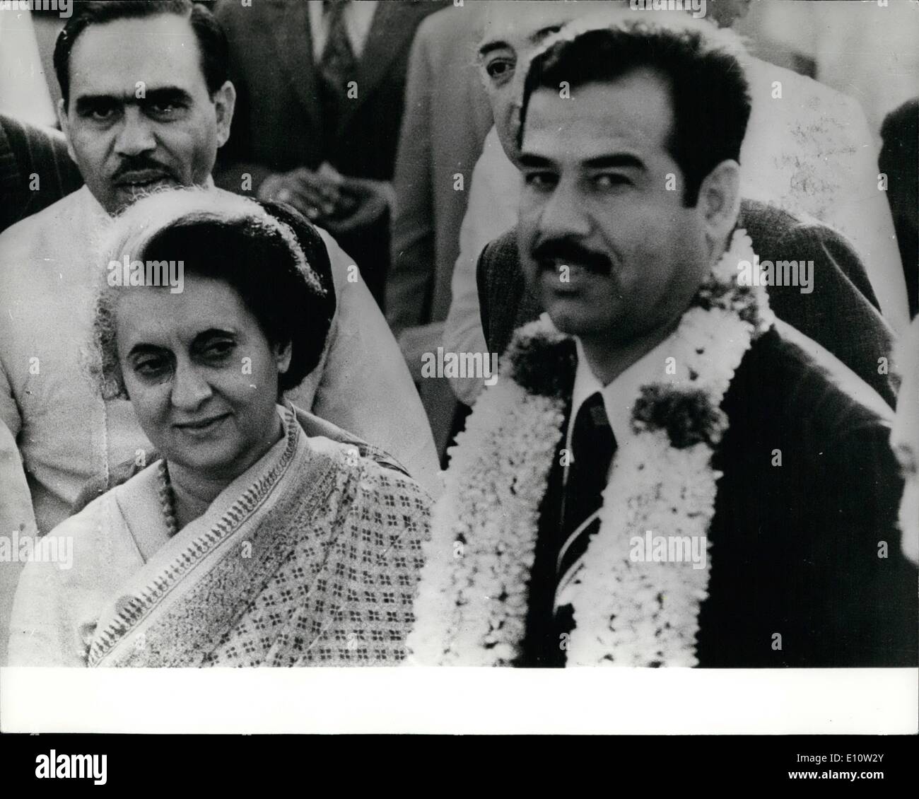 Avril 04, 1974 - Vice-président de l'Iraq visite l'Inde pour des entretiens avec Mme Gandh. OPS : Vice-président irakien Saddam Hussein est accueilli par Mme Indira Gandhi à son arrivée à New Delhi. Banque D'Images