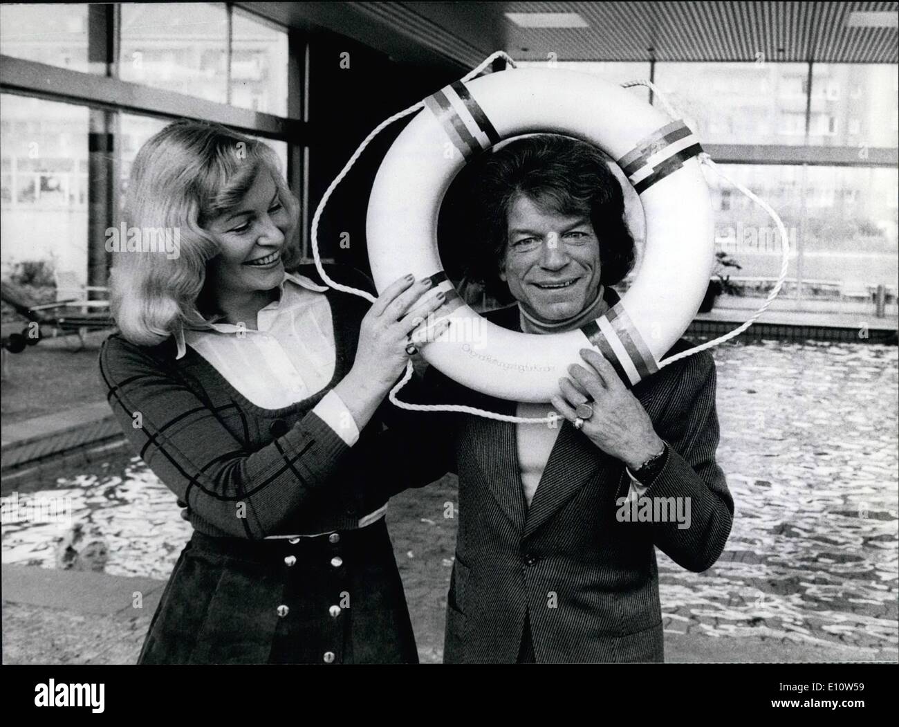 Avril 04, 1974 - Manitas de Plata pour une tournée en Allemagne : une ceinture de vie tout comme la charmante blonde Degmar met autour de son cou Banque D'Images