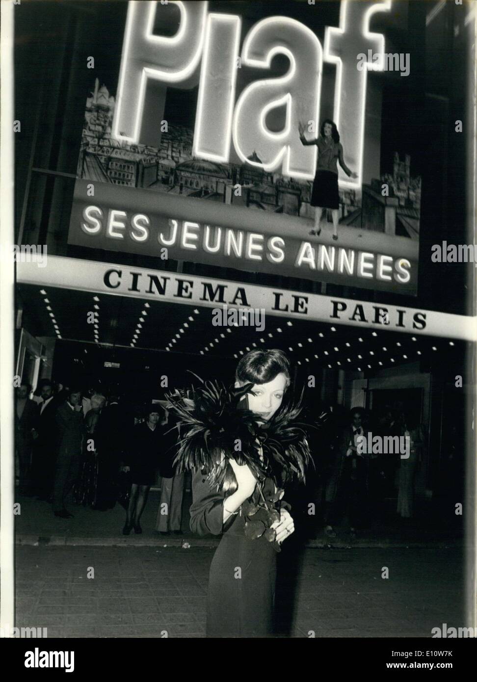 11 Avril 1974 Hier Soir Le Film Piaf Du Realisateur Guy Casaril Ouvert Sur L Champs Elysee Ici Est La Star Du Film Brigitte Ariel Debout Devant Le Theatre Pour L Ouverture Photo Stock