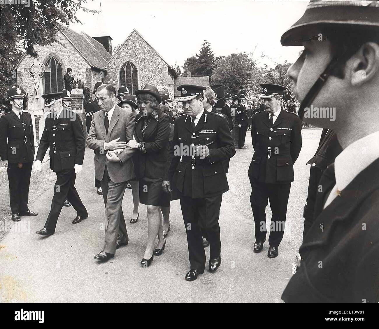 Apr 12, 1974 - Caterham, England, United Kingdom - La veuve d'un agents de police décédés est escorté dans son mari. Banque D'Images