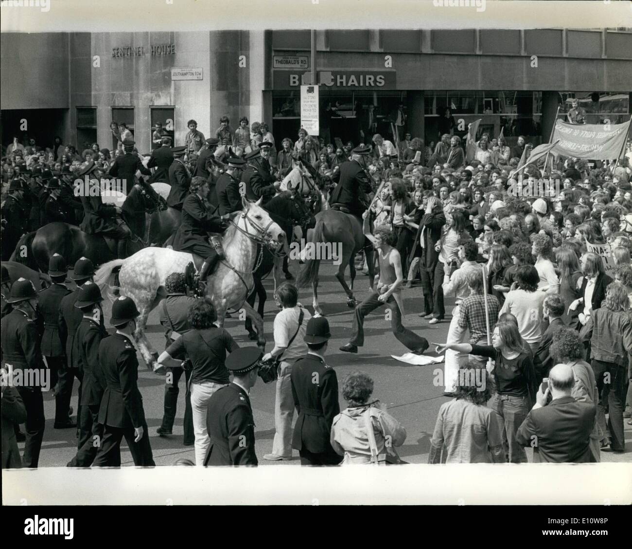 06 juin 1974 - un mort et plusieurs blessés lors de la manifestation de Londres. 39 policiers et six manifestants ont été blessés samedi sur la place du Lion rouge, à Londres. Lorsque la police à matraques et montée sur le poste de police a déménagé pour empêcher un conflit entre les groupes de l'aile gauche et de l'aile droite. Les ennuis ont commencé lors d'une manifestation de dépouillement à la place du Lion Rouge par des marcheurs du mouvement de libération, contre la réunion prévue dans la salle Conway. Red Lion Square, près de l'aile droite de National Pavant, qui protestaient contre la décision du secrétaire Hoe d'accorder une amnistie aux immigrants illégaux Banque D'Images