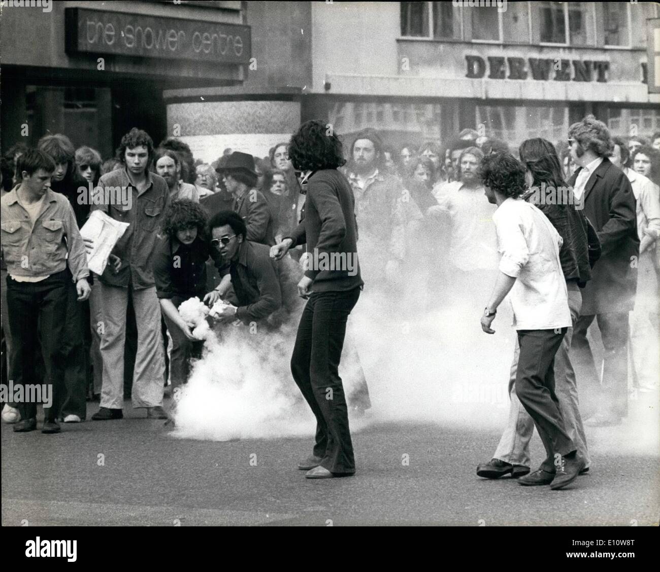 Juin 06, 1974 - Un mort et de nombreux blessés à Londres Démonstration. 39 policiers et six manifestants ont été blessés à Red Lion Square, le samedi, lorsque la police avec des matraques et Canada se sont déplacés afin d'éviter un affrontement entre aile gauche et aile droite des groupes. Le problème a commencé au cours d'une démonstration contre mars à Red Lion Square par les manifestants du mouvement de libération, contre la réunion prévue dans Conway Hall. Red Lion Square, par l'aile droite Front National, qui protestaient contre la décision du secrétaire de l'intérieur d'accorder une amnistie aux immigrants illégaux Banque D'Images