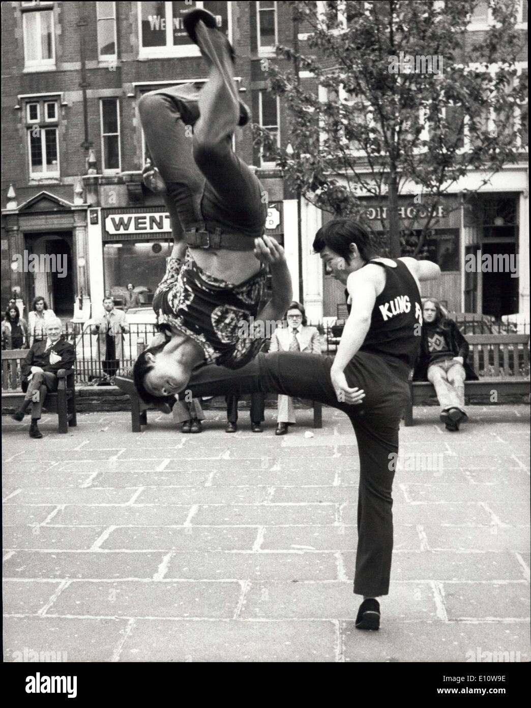 Juin 07, 1974 - Kung Fu s'agit de la Grande-Bretagne. : l'art martial du Kung Fu est venu de Grande-Bretagne, avec l'arrivée de l'ensemble de la société Kung Fu de Hong Kong, pour leur premier - jamais la tournée théâtrale provinciale, qui s'ouvre avec 'Le Kung Fu Show'' à l'Empire Pool, Wembley demain (8 juin), et dispose d'une équipe de 20 experts, qui sont tous des détenteurs de titre Kung Fu. La plupart d'entre eux ont comparu comme stand-ins et cascadeurs dans des films comme ''Entrer le Dragon'' et ''Way of the Dragon''. L'entreprise a rencontré la presse à Londres aujourd'hui Banque D'Images