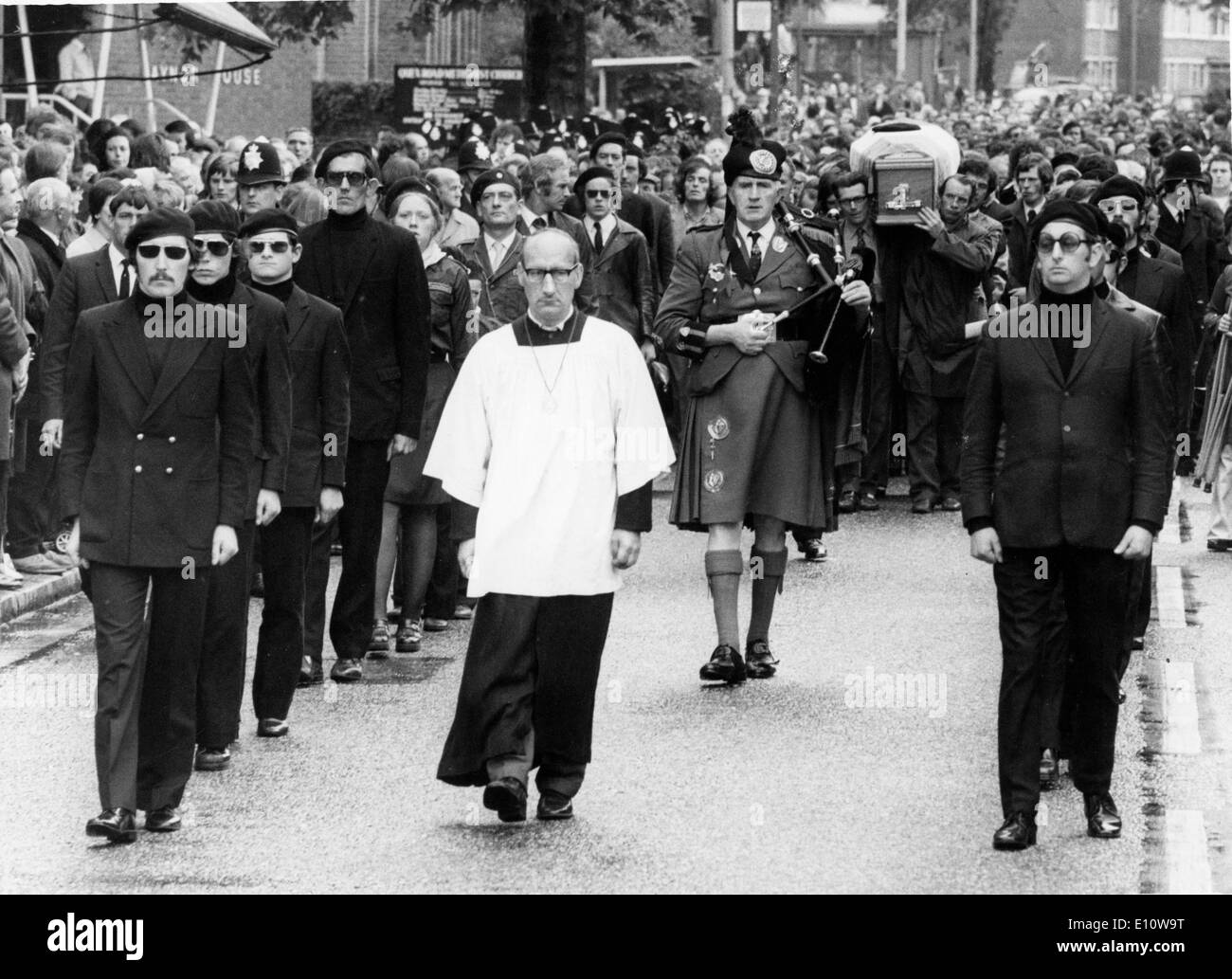Michael Gaughan Le Voleur Irlandais Est Mort Apres Sa Greve De La Faim De 65 Jours Son Cercueil Est Porte Par Les Membres De Sa Famille Et De L Ira Photo Stock