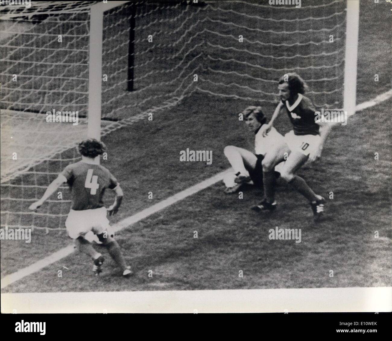 Juin 26, 1974 - L'Allemagne bat l'Allemagne de l'Ouest 1-0 : l'Allemagne de l'Est a battu l'Allemagne de l'Ouest par 1-0 dans leur match de Coupe du Monde à Hambourg samedi dernier. photo montre le joueur allemand Weise (à gauche), empêche un but, regardé par ses coéquipiers Kreische (droite) et goalkeepr Croy. Banque D'Images