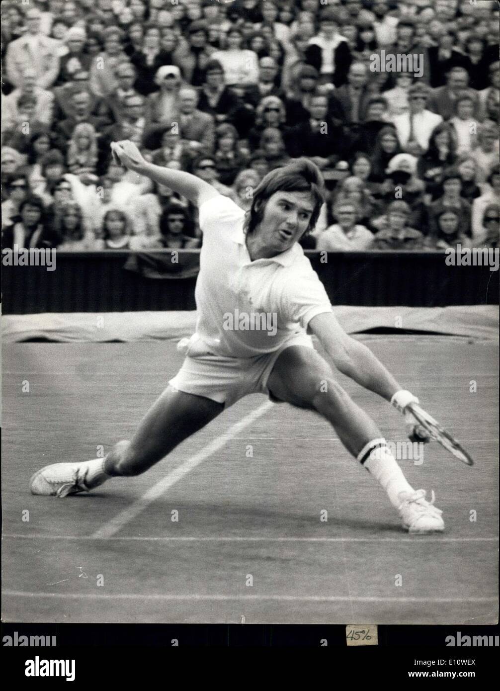 Juin 28, 1974 - Championnats de tennis de Wimbledon Jimmy Connors (USA) et P. Dent (Australie). Photo montre Jimmy Connors (USA) vu en action lors de son match contre P. Dent (Australie) aujourd'hui. Banque D'Images