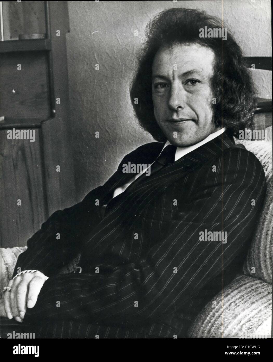 20 avril 1974 - Ronald Milhench devrait faire face à une accusation : M. Ronald Milhench, les 36 ans de courtier d'assurance, une figure centrale dans les enquêtes de police dans la falsification de la signature du premier ministre dans une affaire de transaction foncière, ''très certainement'' a-t-il accusé, son avocat, M. John Lishman, a déclaré hier soir Milhench est détenu au quartier général de la police de Wolverhampton, chef Supt Jones a déclaré que leur enquête avait été élargi pour prendre en ''un certain nombre d'allégations de faux documents et d'autres infractions'' et les circonstances dans lesquelles M. Banque D'Images