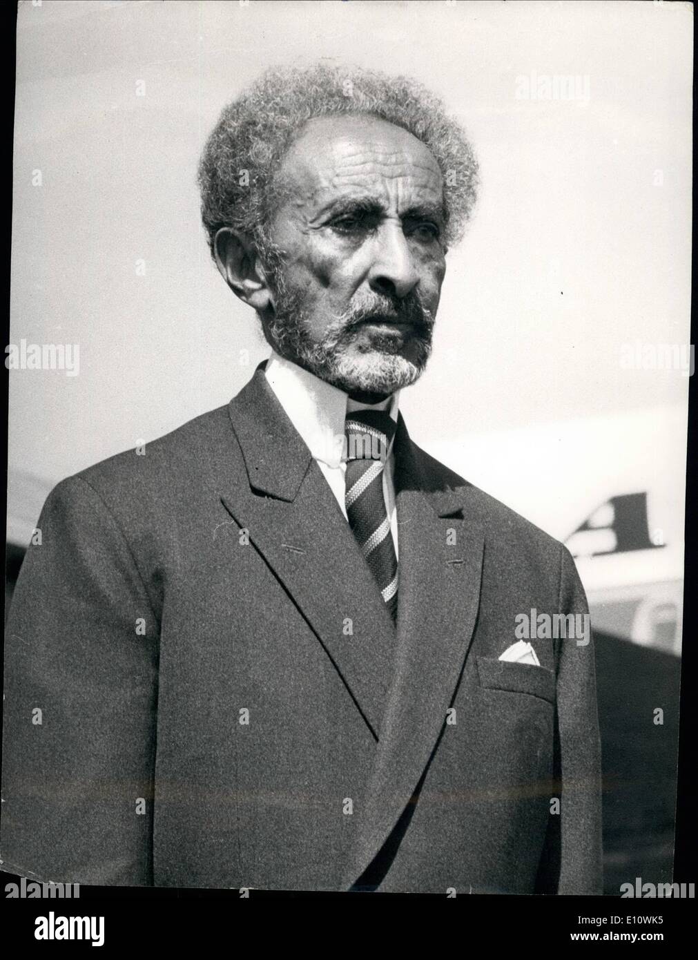 01 mai 1974 - 1er mars 1974, l'Empereur Hailé Sélassié d'Ethiopie - en ce moment a une caractéristique unique ... bien que les mutins ont attaqué le gouvernement et certains de ses méthodes et les politiques, il me semble, à l'heure actuelle qu'ils ne sont pas déloyal envers le chef de l'Etat, les quatre-vingt-un ans, l'Empereur Hailé Sélassié qui a été posé comme régent de l'Éthiopie et l'empereur depuis plus d'un demi-siècle. Il me semble pour le moment que les Ethiopiens respect traditionnel et l'obéissance pour leur Empereur est toujours supérieure à leur détermination à mettre en œuvre des réformes Banque D'Images