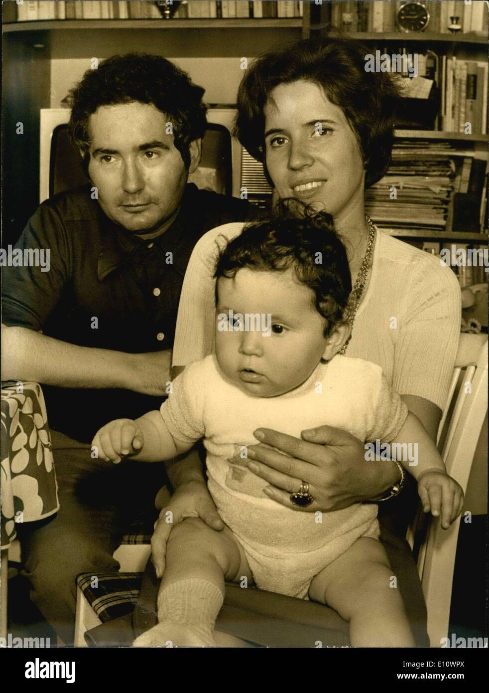 Juillet 07, 1974 - André le Géant tenant une jeune starlette Banque D'Images
