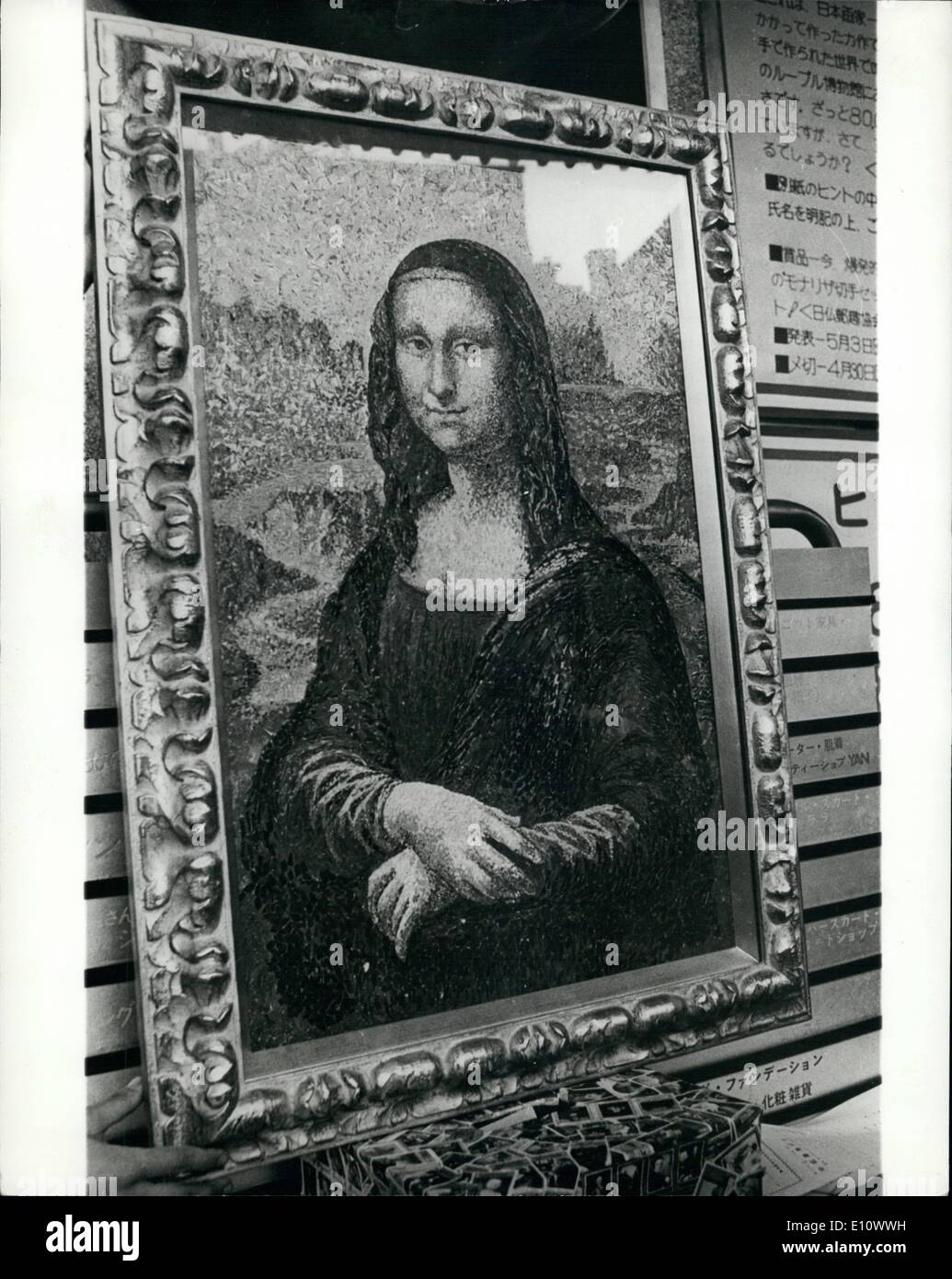 Mai 05, 1974 - ''La Joconde'' peint avec 80 000 timbres-poste : à l'aide de portions de 80 000 timbres-poste en tant que pièces de la mosaïque. Artiste japonais Isamu Goto a peint'' ''le portrait de la célèbre Mona Lisa à la taille exacte de la photo d'origine, actuellement exposées à Tokyo après avoir atterri dans de chez elle à l'Hôtel du Louvre à Paris. Il a fallu aller a trois mois pour assembler les pièces de la mosaïque de timbres-poste dans sa reproduction de la peinture qui est également exposé à Tokyo. Banque D'Images