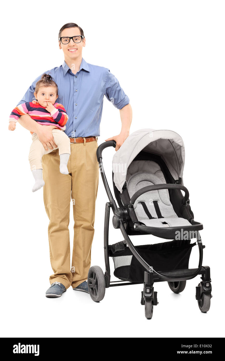 Portrait d'un jeune père tenant sa fille de bébé et en poussant une poussette de bébé Banque D'Images