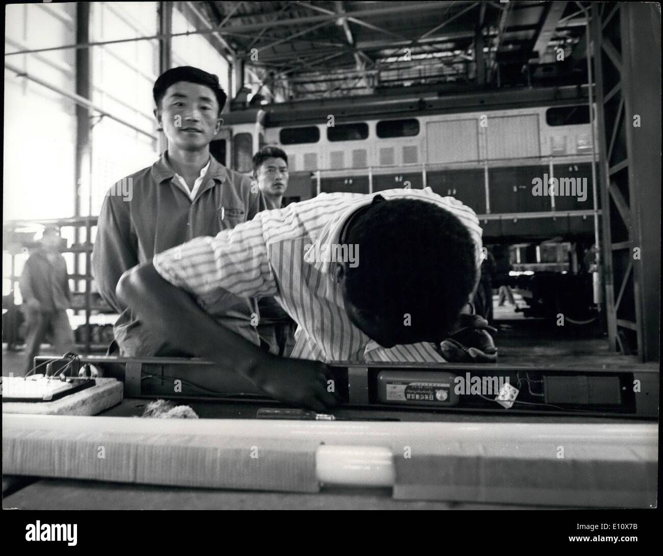 Mai 05, 1974 - ''Crédits : Camerapix'' Uhuru Railway : cargo commence à déplacer un technicien qualifié chinois forme un cheminot Tanzanien à l'École de formation à Dar es-Salaam. Banque D'Images