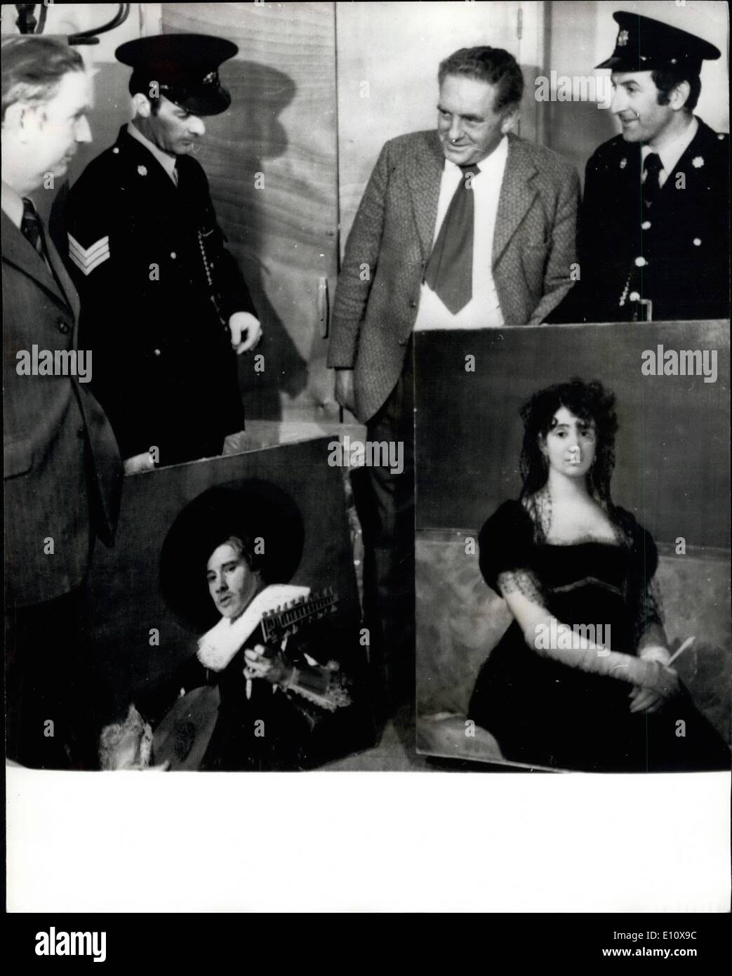 Mai 06, 1974 - 6 mai 1974 tableaux volés récupérés. Les 19 peintures, évaluée à plus de 8 millions d'&pound;, qui ont été volés dans l'Eire accueil de millionaire Sir Alfred Beith il y a dix jours, ont été récupérés. Ils ont été trouvés par le sergent de la police de l'Irlande. Patrick O'Leary et P.C. William Creedon trouvé la peinture dans un chalet dans le village de Glandore, West Cork le samedi soir. Photo : (de gauche à droite) : Le surint. Tom Barrett, le Sergent Patrick O'Leary, détective Jerry O'Sullivan et P.C Banque D'Images