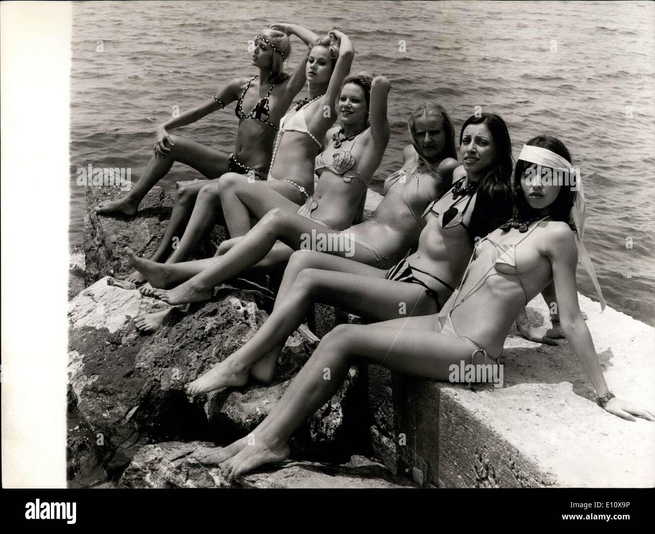 07 mai 1974 - La chaîne est en. Le bikini ? - Eh bien : montés ensemble avec des perles, des ''shell'' des correctifs, enregistrement et le cou des boucles en forme géométrique curieusement, ces modèles ont été repêchés des eaux de la mer Égée à montre ce qu'ils appellent la sirène - version locale de la chaîne qui a eu son début sur les plages de Rio de Janeiro. Le dernier mot dans le soleil et nager, c'est l'envahissement des plages grecques comme l'Aphrodite moderne abandonne progressivement le bikini. Banque D'Images