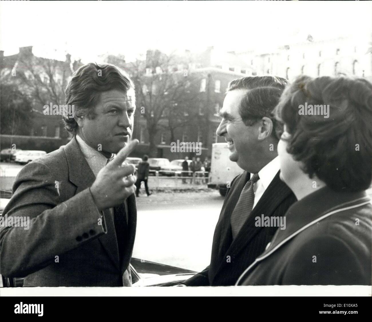 Mai 08, 1974 - Qu'est-ce que Edward Kennedy dire au chancelier ? : Pendant que M. Denis Healey, le chancelier, a été de prendre une promenade tôt le matin à St.Jame;s park avant de présenter son troisième budget de l'année plus tard aujourd'hui, il a rencontré par le sénateur Kennedy, qui a arrêté sa voiture o parler à la chancelière. La photo montre le sénateur Edward Kennedy parler au Chancelier M. Denis Healey et son épouse à Saint Jame's Park ce matin. Banque D'Images
