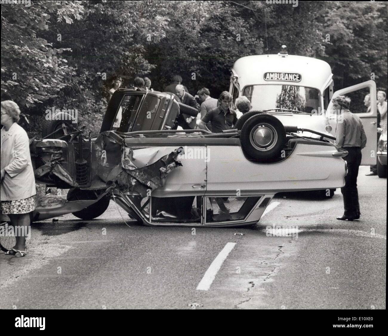 Juillet 30, 1974 - voiture renversée en Panne : Une voiture renversée, avec un autre sur le côté en arrière-plan, après une collision qui a eu lieu aujourd'hui à Little London, Sussex, sur l'A 267, entre Croix d'Horam et dans la main. Banque D'Images