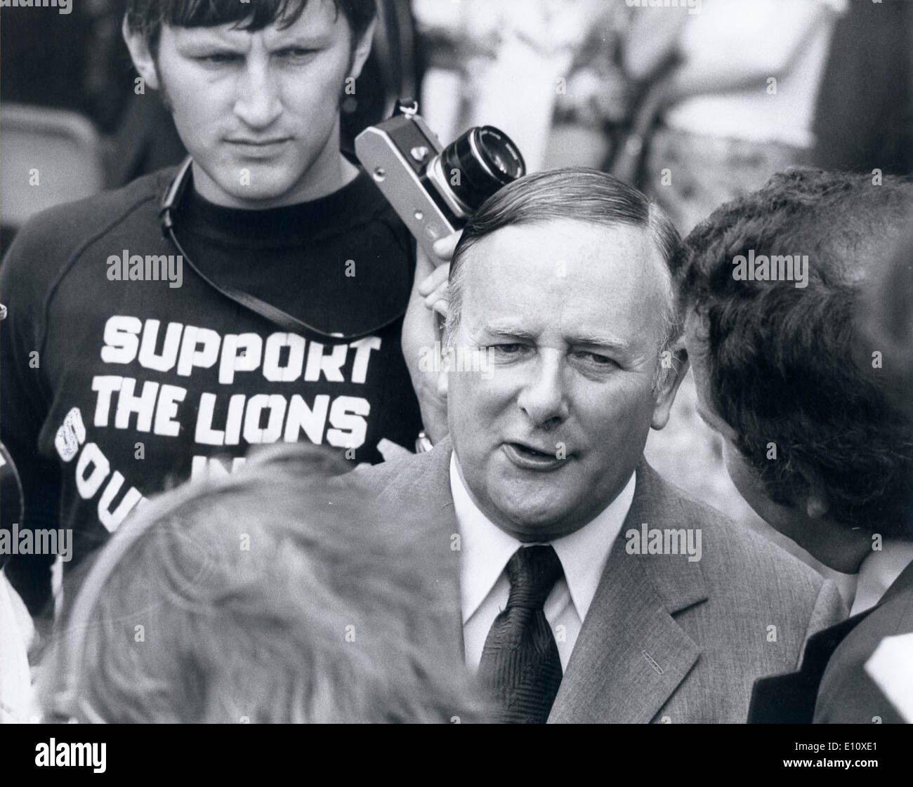 Jul 30, 1974 - Londres, Angleterre, Royaume-Uni - Le ministre des Sports DENIS HOWELL ont accueilli l'équipe de rugby des Lions britanniques lors de leur arrivée à l'aéroport d'Heathrow à partir de leur tournée de l'Afrique du Sud où ils ont remporté 21 des 22 matchs. Howell est interviewé par les journalistes à l'hôtel Excelsior. Banque D'Images