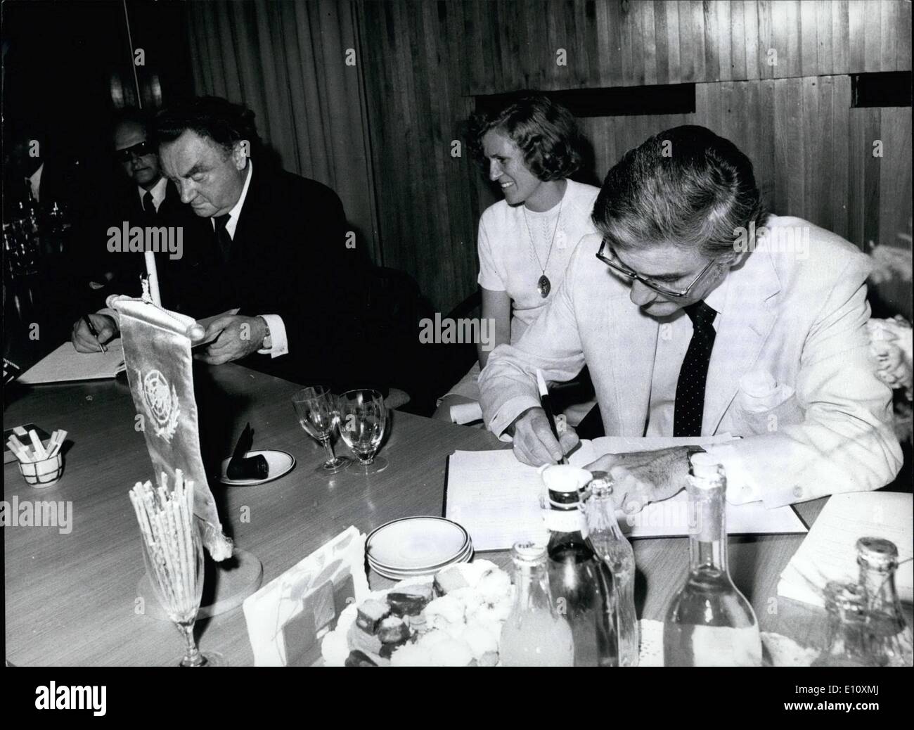 08 août 1974 - UNO Aide Pour Sterlization appareil médical. Gyorey Osztrovszky Budapest : Dr., Président de la Hongrie, de l'énergie atomique et du Comité national L.R. Bloch, le Directeur Européen de l'ONU pour le développement (PNUD) / PNUD/ signé un contrat ici aujourd'hui, fournissant d'un institut à créer en Debregen, à l'Est de la Hongrie, pour instruments et appareils médicaux devant être stérilisés sous l'effet de cobalt 60 haute capacité ionisantes qui fournissent un plus grand degré de sécurité que jusqu'à présent connu de stérilisation au moyen d'un traitement thermique ou chimique traditionnel Banque D'Images