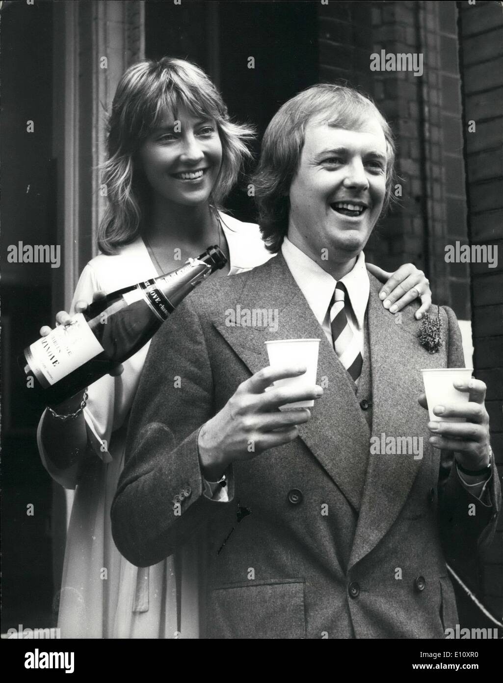 08 août 1974 - M. Superstar épouse - Tim Rice, le parolier riches de la comédie musicale ''Jésus Christ Superstar'' s'est marié aujourd'hui à 27 ans, Jame McIntosh, un assistant de production avec le Théâtre National. La cérémonie a eu lieu au bureau du registre de Kensington. Banque D'Images