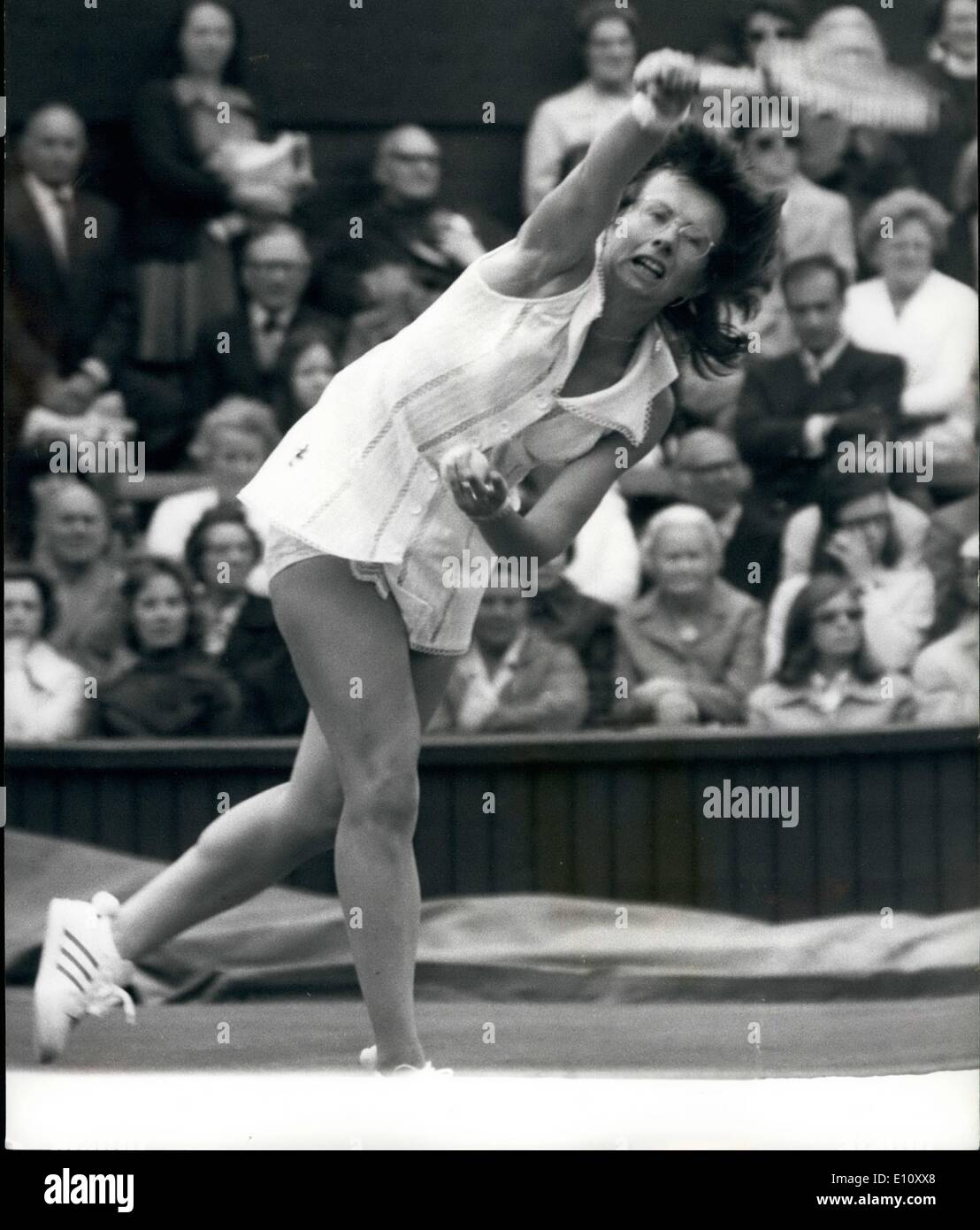 Juin 06, 1974 - Championnats de tennis de Wimbledon Billy Jean King (USA) et Kathy Mai (USA). Photo montre Billy Jean King à jouer pendant son match contre Kathy Mai sur le centre court aujourd'hui. Banque D'Images