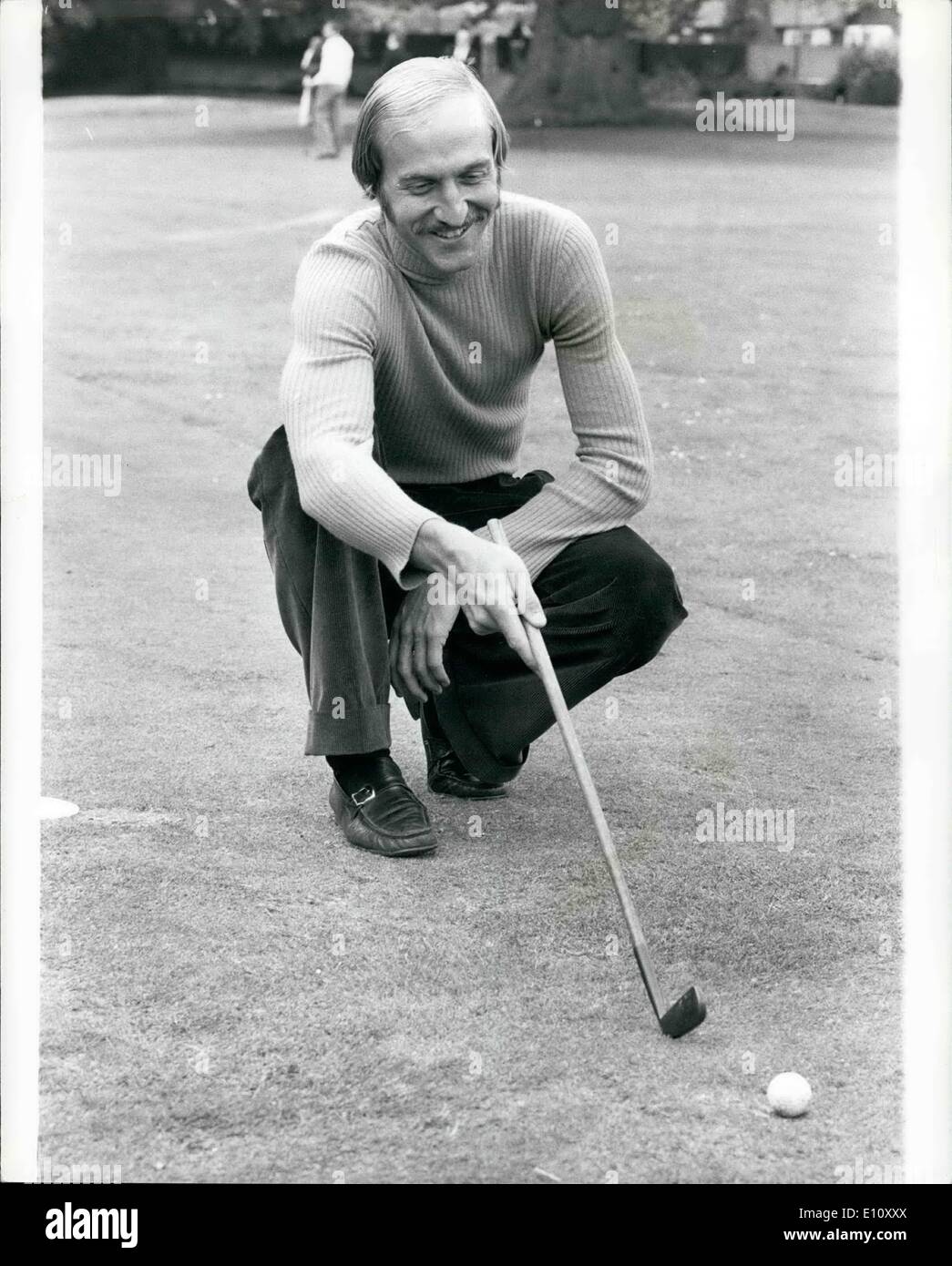 Juin 06, 1974 - Stan Smith se résume à elle, la star du tennis américain Stan Smith, se résume à un endroit relaxant de la mise sur le vert au Club de Hurlingham, hier au cours des Pre-Wimbledon réception, Smith est classé n°4 dans le championnat de tennis de Wimbledon qui commencent aujourd'hui. Banque D'Images