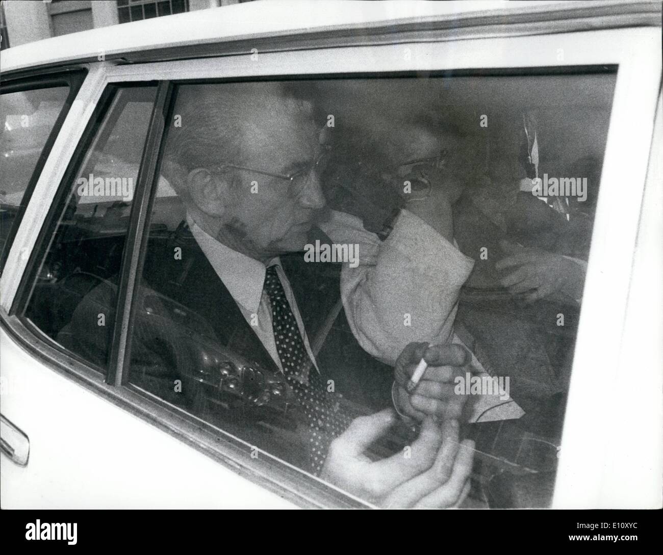 Juin 06, 1974 - Le Père Visite le : soeurs à la prison de Brixton : Comme le prix des sœurs, maintenant sur le 200e jour de leur grève de la faim, s'affaiblit à la prison de Brixton, Londres, hier, M. Jenkins, le ministre de l'Intérieur, a déclaré que leur transfert immédiat à un objectif en Ulster était ''hors de question''. Hier, les sœurs, Dolours, 23 ans, et Marion 20, qui sont à l'emprisonnement à perpétuité qui inposed en novembre dernier pour leur part à la voiture piégée à Londres en mars de l'année dernière, ont été visités par leurs père et mère. Photo montre M. Banque D'Images