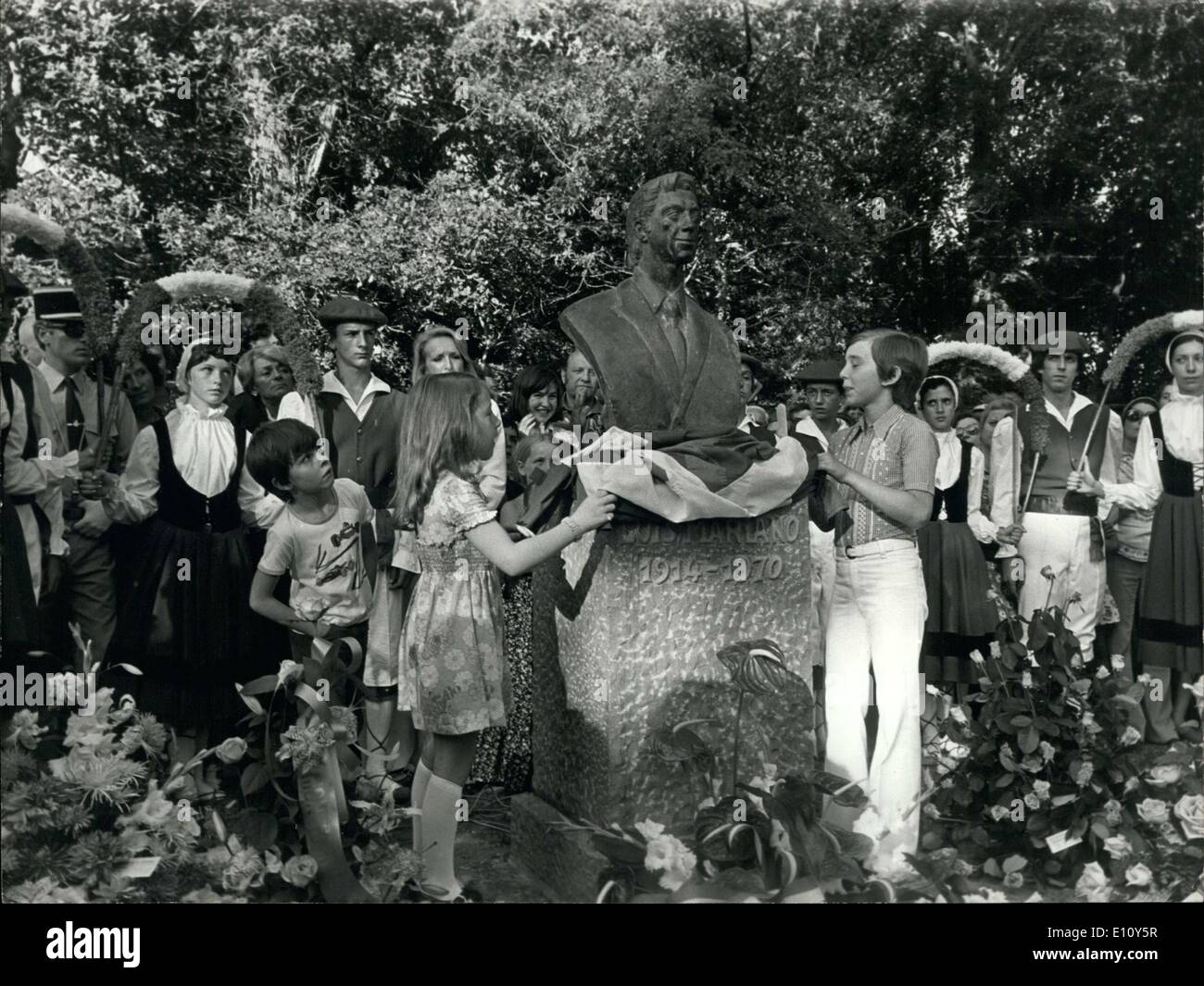 13 août 1974 - Le buste à la mémoire du chanteur Luis Mariano a été dévoilé à Arcangues près du cimetière où l'artiste est enterré. Sculpteur Belmondo n'est désolé le buste et le chanteur ne pouvait pas voir son 60e anniversaire cette année. Banque D'Images