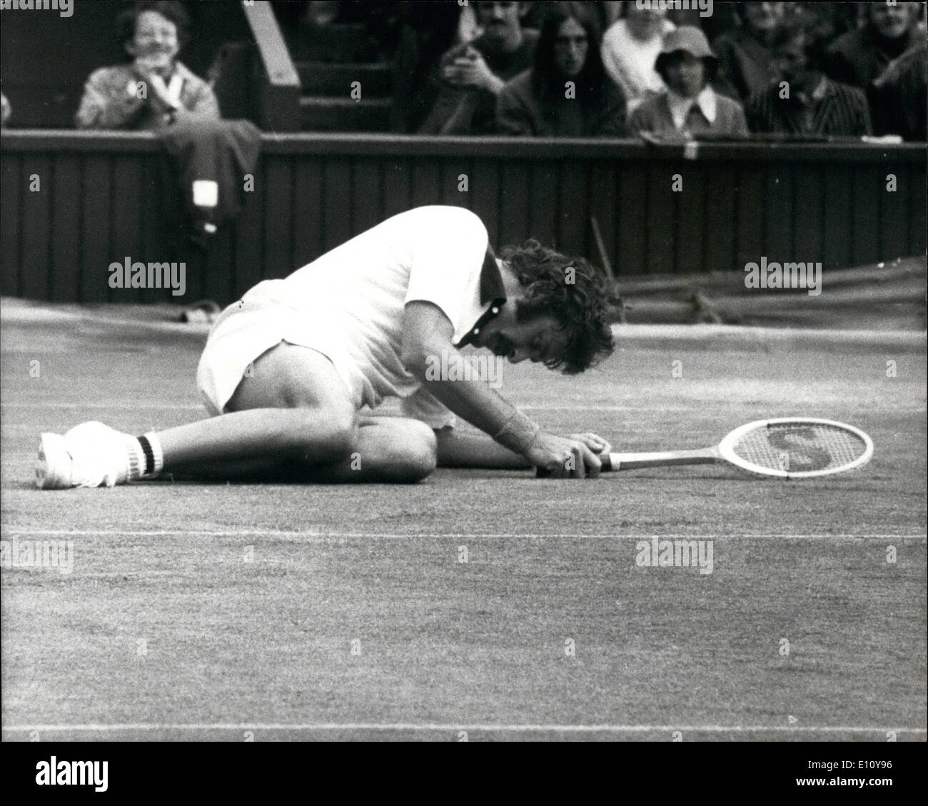 Juin 06, 1974 - Championnats de tennis de Wimbledon Newcombe est battue par l'Australie : L'Australie Rosewall photo montre : John Newco Banque D'Images